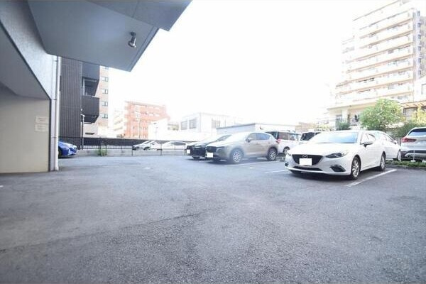 P-SQUARE　Shumokuの駐車場