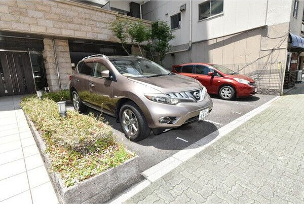 Gramercy Sakaeの駐車場