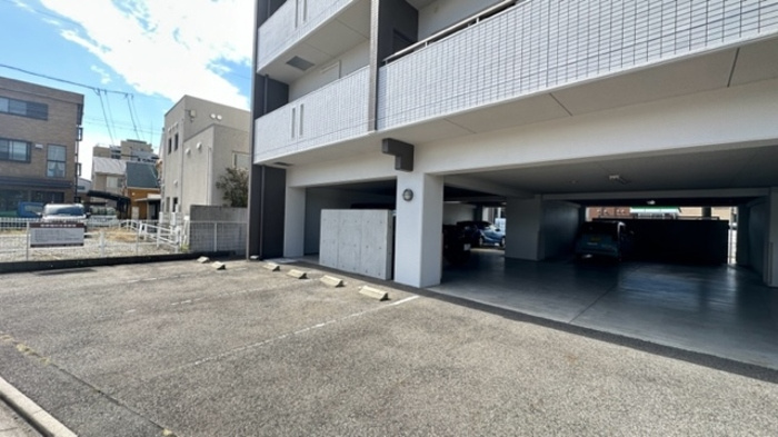 ロイヤルアベニューの駐車場