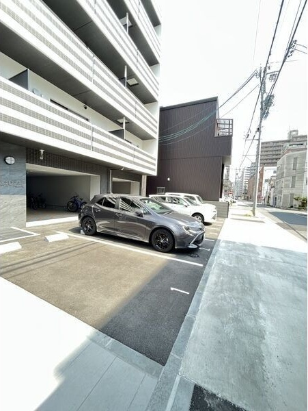 GRANDUKE千代田regariaの駐車場
