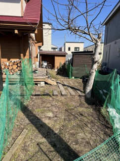 【庭】 | 手稲区星置１-7 ログハウス一戸建 | 建物南面のお庭♪お庭の一部はミニドッグランとして利用しています♪