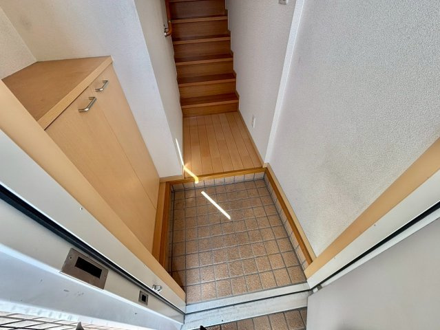 プレミア南条B棟の玄関