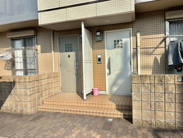 プレミア南条B棟のエントランス