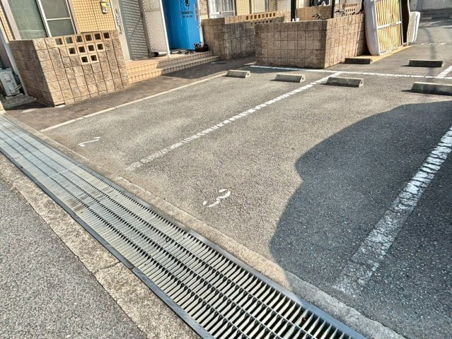 プレミア南条B棟の駐車場