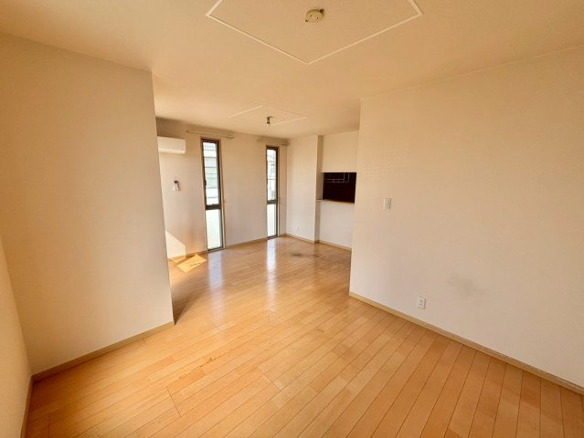 プレミア南条B棟の居間・リビング