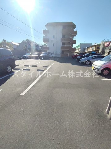フィオーレコリーナの駐車場