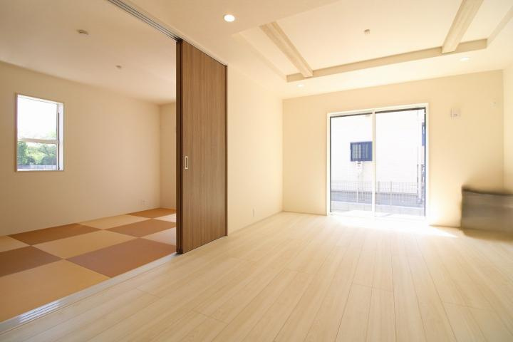 【Blooming Garden】小平市大沼町６丁目の居間・リビング|広くて明るいLDKには、天井を高くしてリビングに開放感をプラスした折上天井を採用しました。
床暖房付き♪