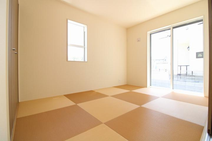 【Blooming Garden】小平市大沼町６丁目の和室|南向きで明るい和室は、来客時やお子さまの遊び場など、多目的に利用できます。