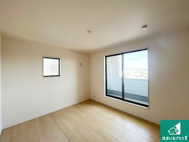 姫路市勝原区山戸　第4期　新築一戸建ての洋室|寝室は心地よい眠りについてもらいたくて、シンプルかつ開放的な空間な設計にしています！大きな窓から差し込む日が心地いいです♪