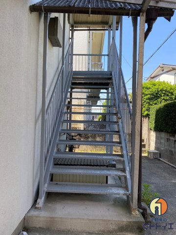 寿荘のエントランス|2Fへ上がる階段です