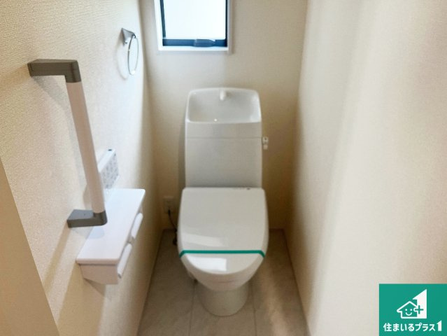 姫路市勝原区山戸　第4期　新築一戸建てのトイレ|1・2階の2ヶ所にあるので、朝の忙しい時間の順番待ちもなく、深夜の利用にも大変便利です。