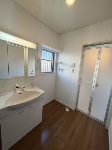 泉佐野市羽倉崎３丁目戸建の独立洗面台