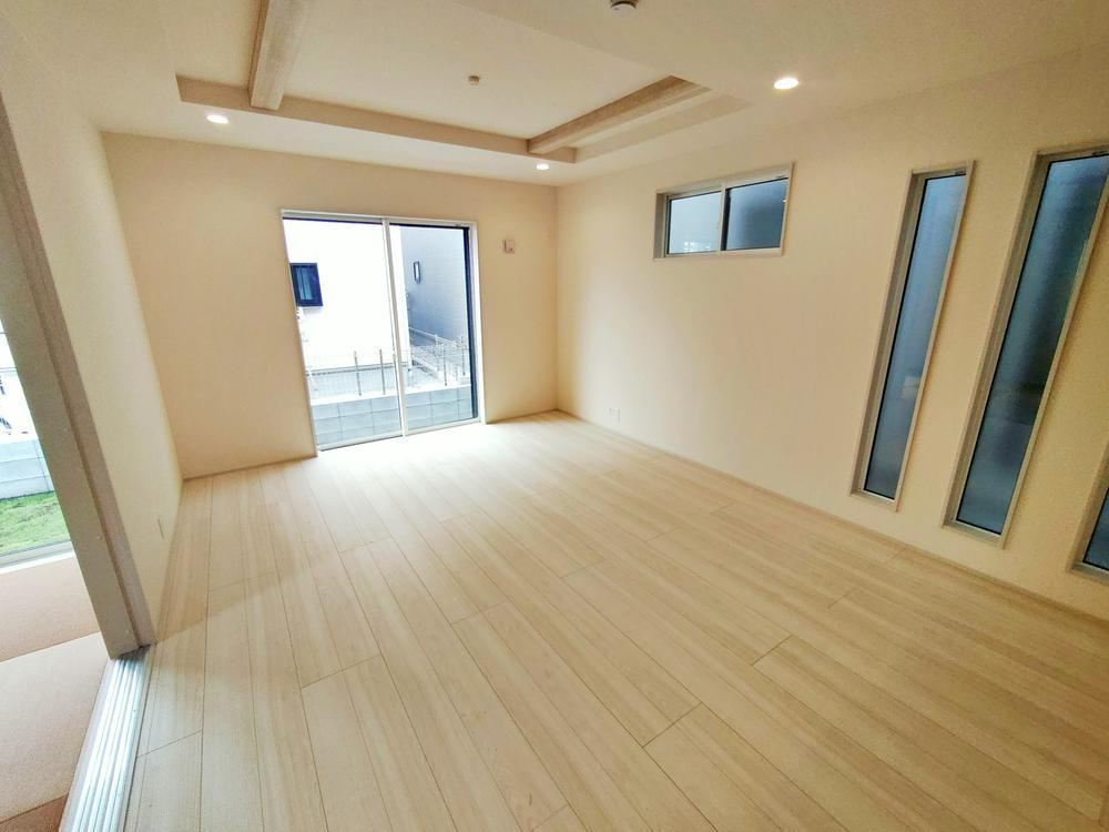 【Blooming Garden】小平市大沼町６丁目の居間・リビング|大きな窓のあるリビングは、陽光あふれる明るい空間です。