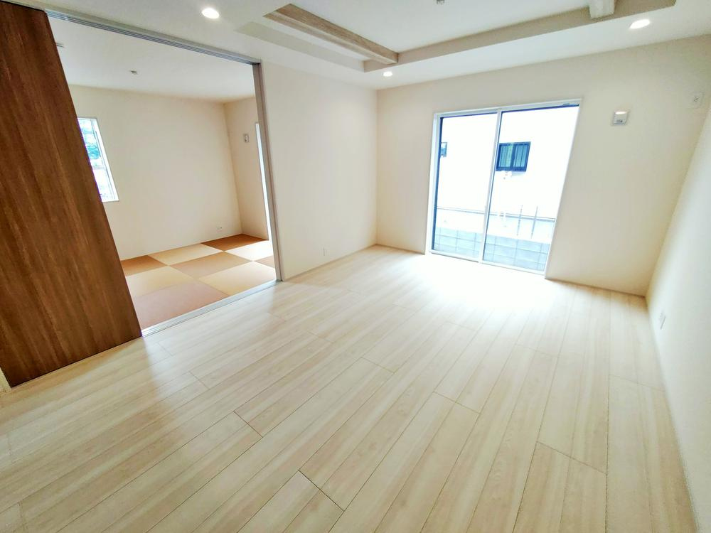 【Blooming Garden】小平市大沼町６丁目の居間・リビング|広々とした開放感あふれるリビングです。