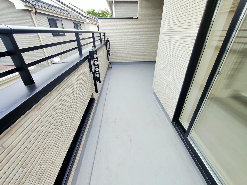 【Blooming Garden】小平市大沼町６丁目のバルコニー|子どもが小さいと洗濯物が増えがちですが、広いバルコニーでたくさんの洗濯物を干すことができます。