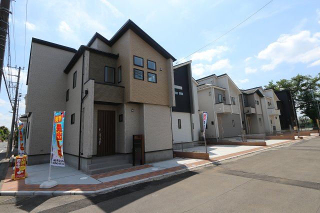 【Blooming Garden】小平市大沼町６丁目の外観|カースペースは2台分確保。急な来客にも対応できます。普段は自転車やバイクなどの置き場として大活躍。自転車を車にぶつけないよう気を遣って停める必要はありません。