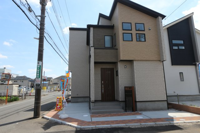 【Blooming Garden】小平市大沼町６丁目の外観|車種により、カースペース２台分ございます。
家族分の自転車を駐輪したり、来客用の駐車スペースとしてもお使いいただけます♪

