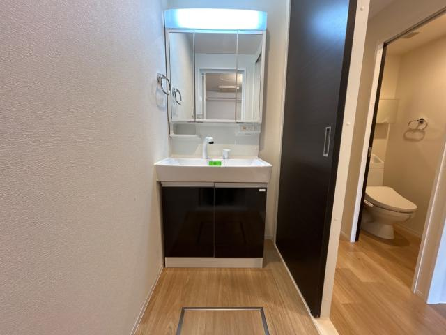 グロリアスの洗面所|三面鏡で身支度しやすい洗面台