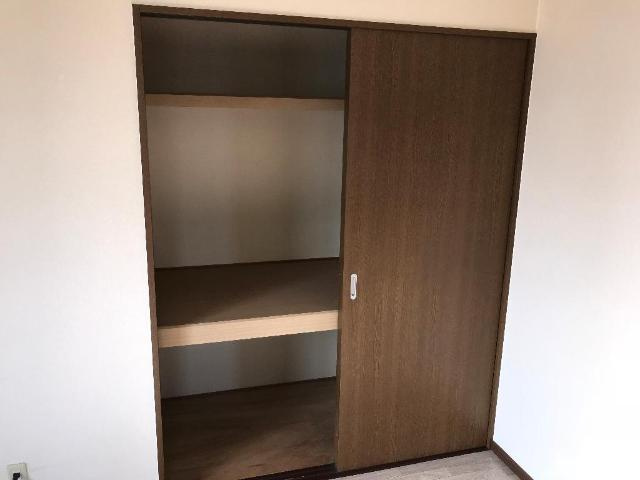 エスペランス　光の収納|６帖洋室の収納　枕棚あり