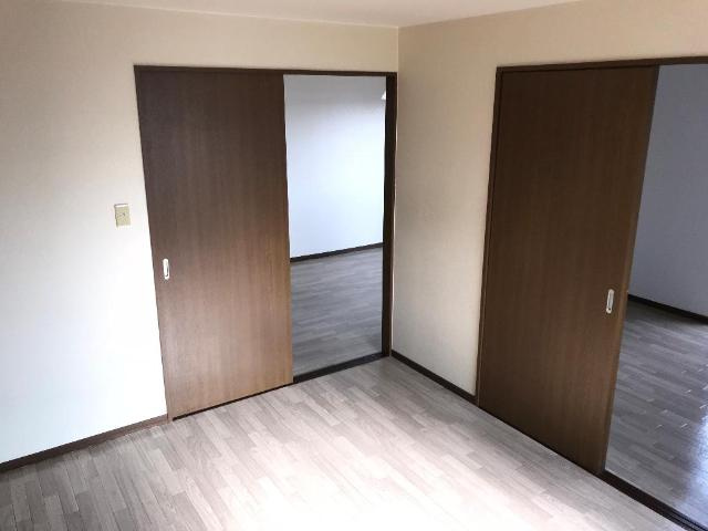 エスペランス　光の内装|側面にも窓があり明るい６帖洋室