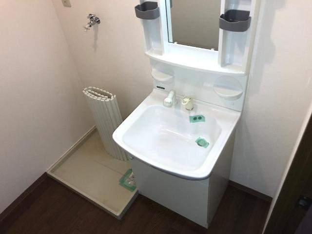 エスペランス　光の洗面所|カゴなども置きやすい広い洗面所