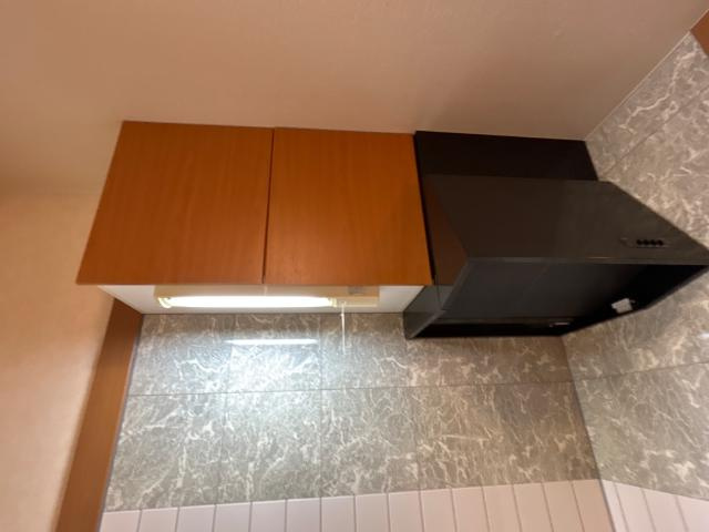 ラベンダー　ハイツのキッチン|吊り戸には普段使わない食器類をしまえます