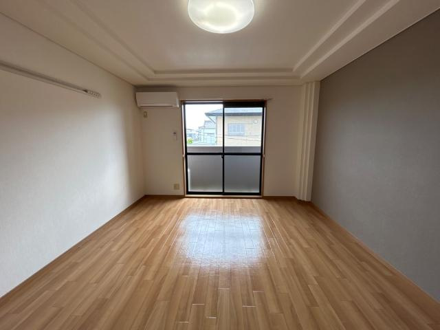 ラベンダー　ハイツの内装|9.4帖の南向き洋室