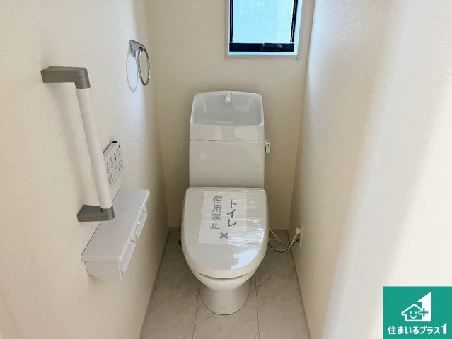 姫路市青山　第7期　新築一戸建てのトイレ|1・2階の2ヶ所にあるので、朝の忙しい時間の順番待ちもなく、深夜の利用にも大変便利です。
