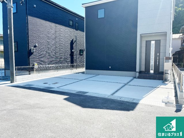 姫路市青山　第7期　新築一戸建ての駐車場|並列２台駐車可能！ゆとりの駐車スペースで車庫入れもスムーズ！