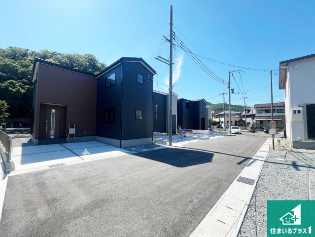 姫路市青山　第7期　新築一戸建ての前面道路含む現地写真|周辺は閑静な住宅街！前面道路広々で車の出し入れも便利です。駐車が苦手な方でも安心して車庫入れできます！