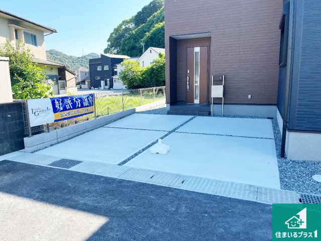 姫路市青山　第7期　新築一戸建ての駐車場|並列２台駐車可能！ゆとりの駐車スペースで車庫入れもスムーズ！