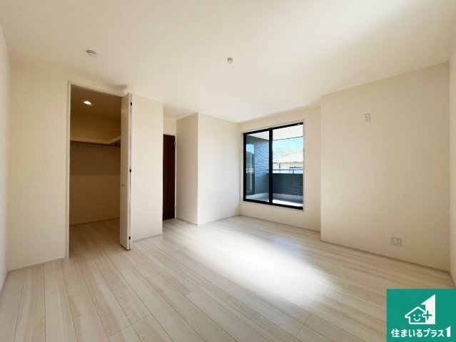 姫路市青山　第7期　新築一戸建ての洋室|ウォークインクローゼット付きで生活スペースもスッキリできます。各居室にも収納がありますので、お子様の衣類やおもちゃなどもしっかり収納できます。