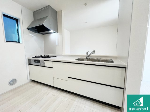 姫路市青山　第7期　新築一戸建てのキッチン|リビングと統一感があり、使い勝手のいいキッチン。広々としているので、二人並んで作業が出来ちゃいます。お子様と一緒に色々なお料理に挑戦できるスペースがあります。
