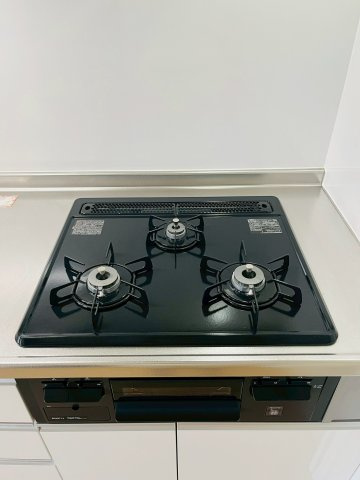 鶴見緑地レックスマンションのキッチン|同時進行で調理ができる三口コンロ。