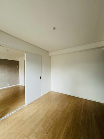 鶴見緑地レックスマンションの洋室|洋室（約6.0帖）：LDKとの仕切りを開放すれば約16帖の大空間に。