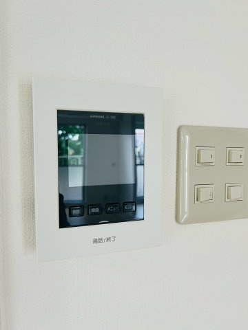 鶴見緑地レックスマンションの防犯設備|来客時に姿を確認できるモニタ付きインターホン。
