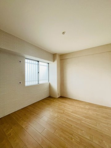 鶴見緑地レックスマンションの洋室|洋室（約6.0帖）：シンプルで使い勝手のよい一室。