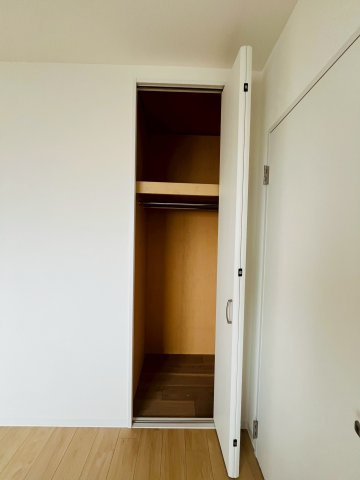 鶴見緑地レックスマンションの収納|洋室（約6.0帖）：お部屋の収納スペースです。