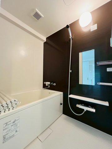 鶴見緑地レックスマンションの浴室|木目調のアクセントパネルで、お部屋のようなリラックス空間を演出するバスルームです。