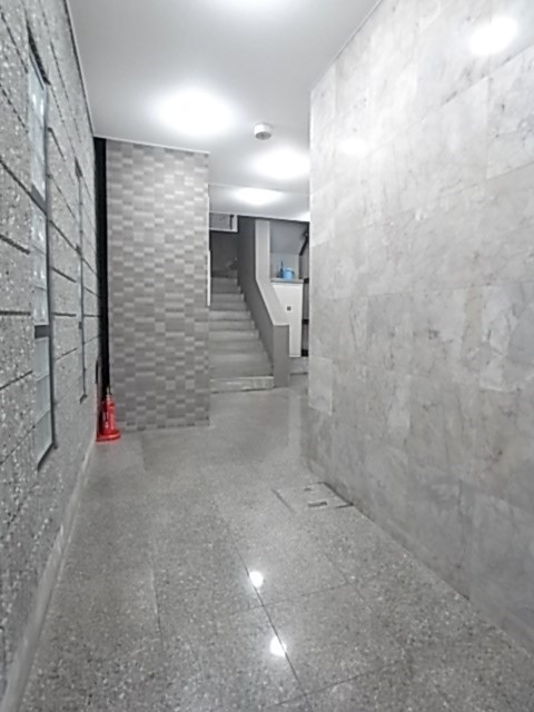 サンビルダー六甲駅前のロビー