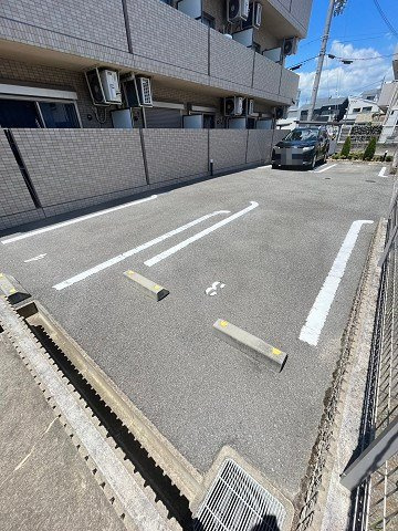 カレントの駐車場