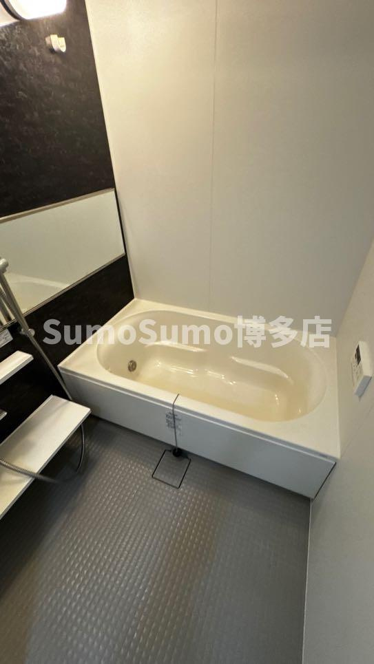 レフィナード博多の浴室