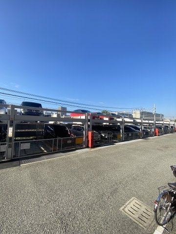 フレシア西宮の駐車場