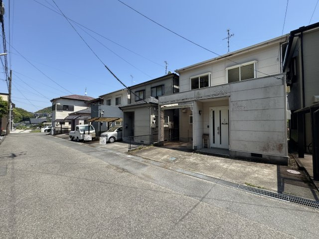 【お庭付き】高知市神田　中古一戸建ての前面道路含む現地写真|ゆとりある前面道路で駐車もラクラク♪