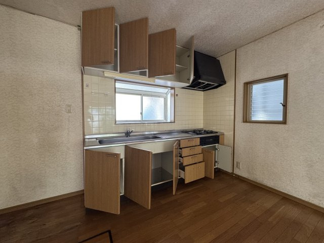 【お庭付き】高知市神田　中古一戸建てのキッチン|小窓が嬉しいですね☆