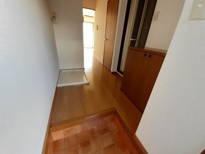 【玄関】 | サンフレッチェ南条Ｂ | 収納もある玄関です