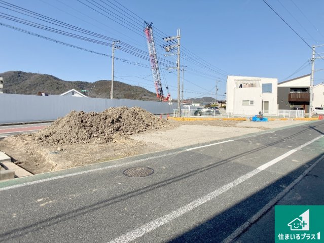 加東市下滝野　第6期　新築一戸建ての前面道路含む現地写真|周辺は落ち着いた街並みの住宅地！子育てがしやすい住環境です！まだ未完成ですが、現地でしかわからない事もございます。是非一度ご覧ください。