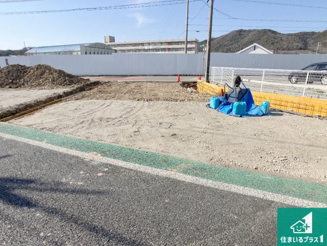加東市下滝野　第6期　新築一戸建ての前面道路含む現地写真|周辺は落ち着いた街並みの住宅地！子育てがしやすい住環境です！まだ未完成ですが、現地でしかわからない事もございます。是非一度ご覧ください。