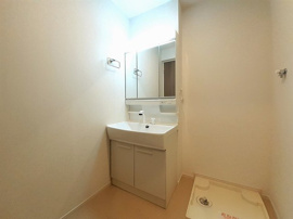 ゆったりとスペースのある洗面所