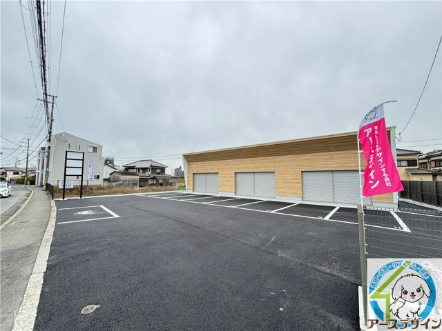 魚住町長坂寺平屋テナントの外観